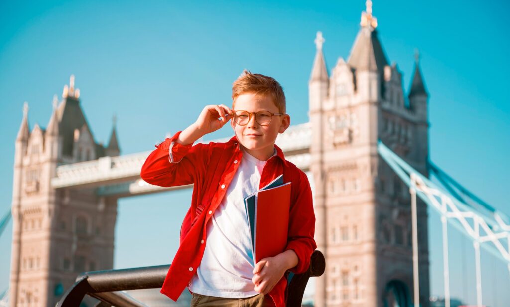 Criança em frente à Tower Bridge, Londres, simbolizando o acesso a oportunidades por meio de certificações internacionais