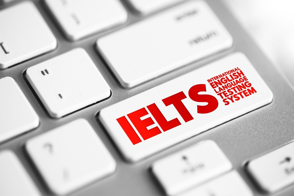 Teclado com a palavra IELTS, uma das certificações associadas ao Cambridge Certificate Test.