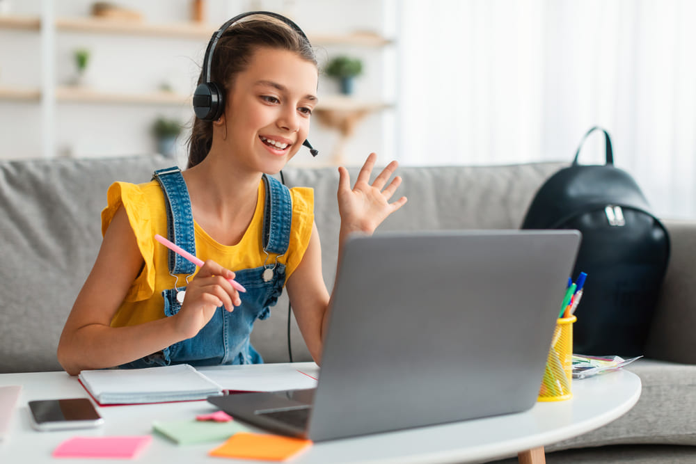 Menina praticando inglês em aula online, utilizando a metodologia "speak to speak" para melhorar sua fluência.