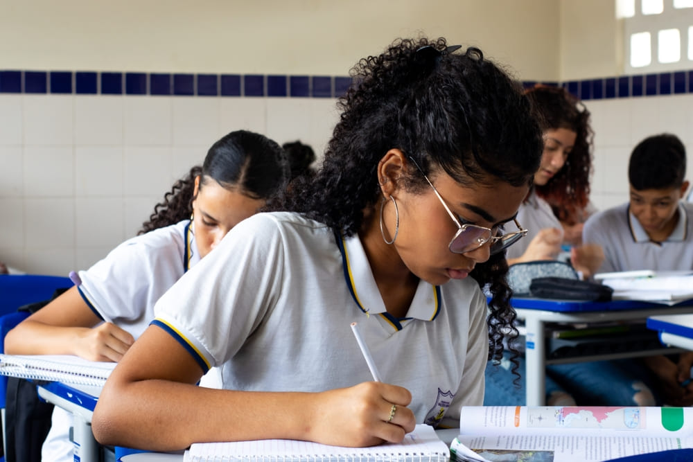 Estudantes do Ensino Fundamental em sala de aula durante avaliação escolar, um dos tipos de avaliação segundo a BNCC.