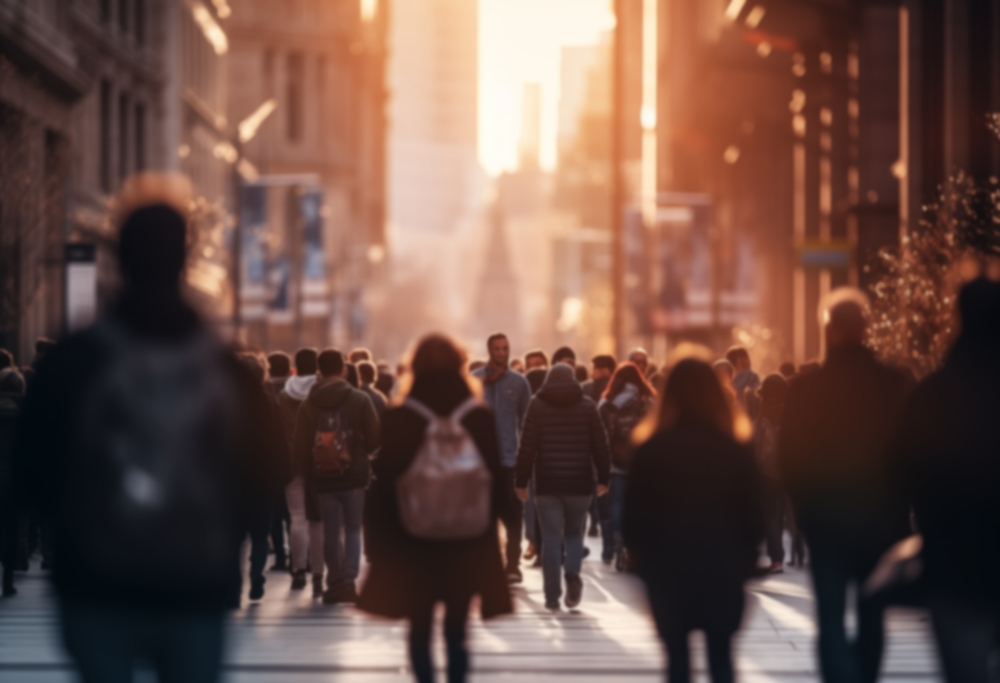 Pessoas caminhando em uma rua movimentada, representando a importância de praticar cidadania na vida cotidiana.