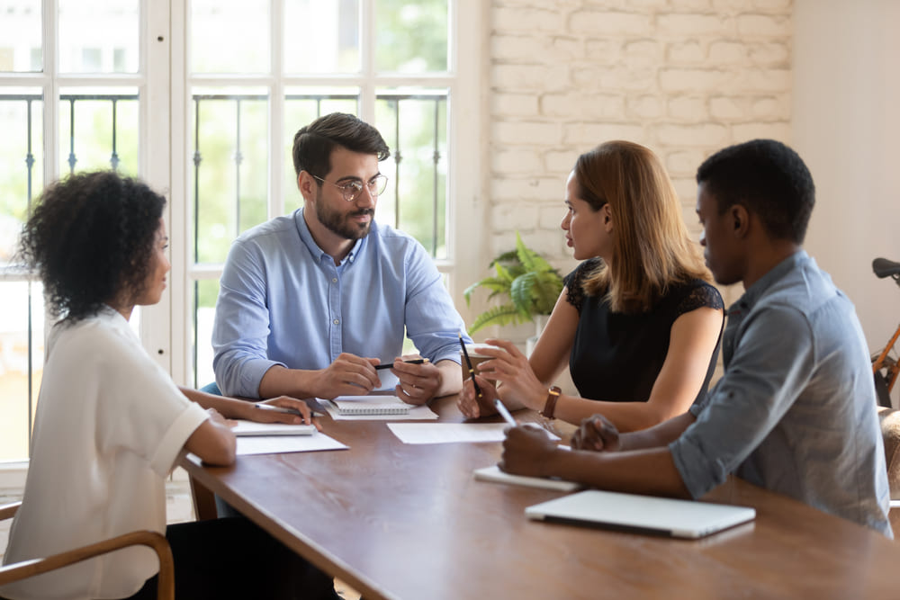 Equipe escolar em uma reunião de planejamento, discutindo ações e melhorias para a escola.