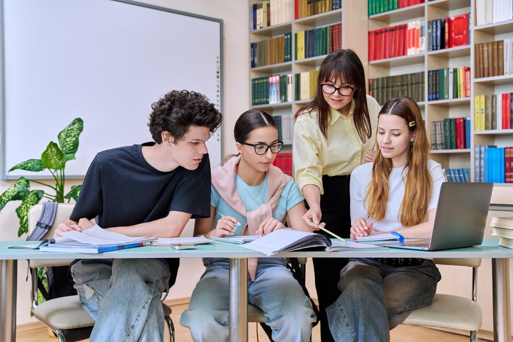 Professora aplicando estratégias de neuroeducação com alunos em sala de aula.