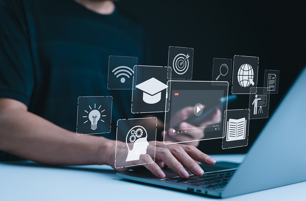 Pessoa conectada a plataformas digitais de aprendizado, representando sistemas de ensino modernos