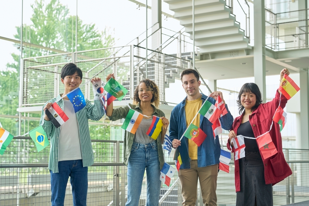estudantes segurando bandeiras de diferentes países em atividade de internacionalização educacional.